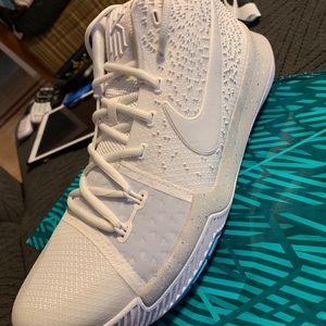 Nike Kyrie 3 Deadstock!! Pristine and never worn!
